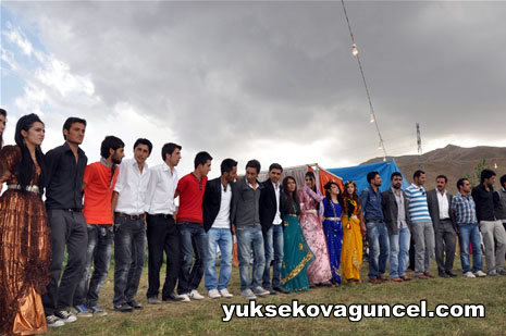 Yüksekova'da 01-02-Eylül 2012'de dünya evine giren çiftlerimizi sizlerler için sayfamıza taşıdık. Yüksekova Güncel Ailesi olarak tüm çitflerimize mutluluklar dileriz. Fotoğraf & Görüntü: Yaşar KAPLAN