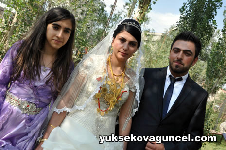 Yüksekova'da 01-02-Eylül 2012'de dünya evine giren çiftlerimizi sizlerler için sayfamıza taşıdık. Yüksekova Güncel Ailesi olarak tüm çitflerimize mutluluklar dileriz. Fotoğraf & Görüntü: Yaşar KAPLAN