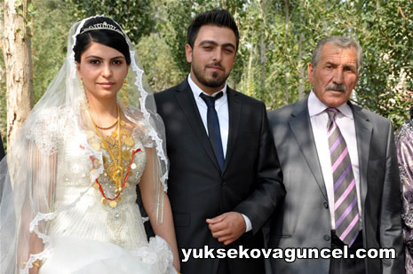 Yüksekova'da 01-02-Eylül 2012'de dünya evine giren çiftlerimizi sizlerler için sayfamıza taşıdık. Yüksekova Güncel Ailesi olarak tüm çitflerimize mutluluklar dileriz. Fotoğraf & Görüntü: Yaşar KAPLAN