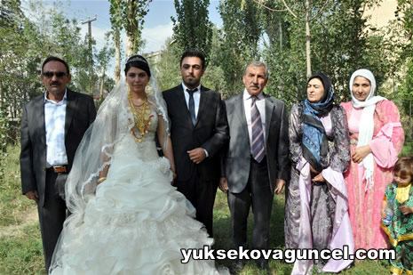 Yüksekova'da 01-02-Eylül 2012'de dünya evine giren çiftlerimizi sizlerler için sayfamıza taşıdık. Yüksekova Güncel Ailesi olarak tüm çitflerimize mutluluklar dileriz. Fotoğraf & Görüntü: Yaşar KAPLAN