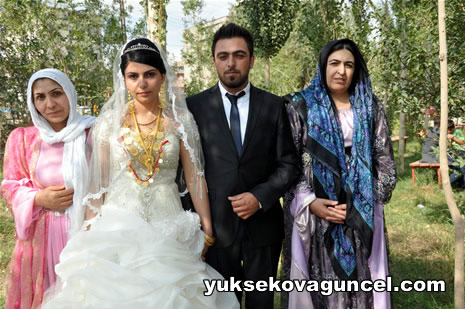 Yüksekova'da 01-02-Eylül 2012'de dünya evine giren çiftlerimizi sizlerler için sayfamıza taşıdık. Yüksekova Güncel Ailesi olarak tüm çitflerimize mutluluklar dileriz. Fotoğraf & Görüntü: Yaşar KAPLAN