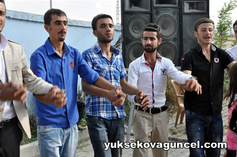 Yüksekova'da 01-02-Eylül 2012'de dünya evine giren çiftlerimizi sizlerler için sayfamıza taşıdık. Yüksekova Güncel Ailesi olarak tüm çitflerimize mutluluklar dileriz. Fotoğraf & Görüntü: Yaşar KAPLAN