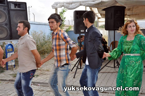 Yüksekova'da 01-02-Eylül 2012'de dünya evine giren çiftlerimizi sizlerler için sayfamıza taşıdık. Yüksekova Güncel Ailesi olarak tüm çitflerimize mutluluklar dileriz. Fotoğraf & Görüntü: Yaşar KAPLAN