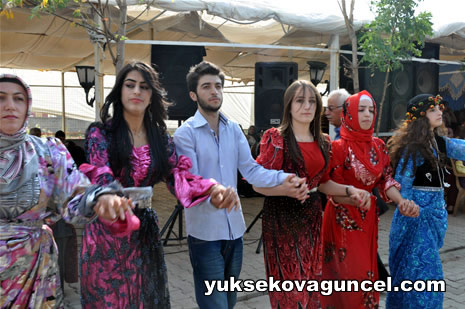 Yüksekova'da 01-02-Eylül 2012'de dünya evine giren çiftlerimizi sizlerler için sayfamıza taşıdık. Yüksekova Güncel Ailesi olarak tüm çitflerimize mutluluklar dileriz. Fotoğraf & Görüntü: Yaşar KAPLAN