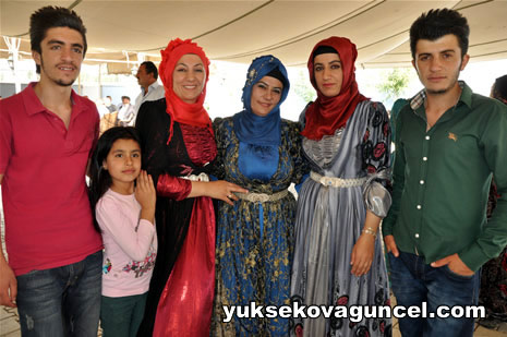 Yüksekova'da 01-02-Eylül 2012'de dünya evine giren çiftlerimizi sizlerler için sayfamıza taşıdık. Yüksekova Güncel Ailesi olarak tüm çitflerimize mutluluklar dileriz. Fotoğraf & Görüntü: Yaşar KAPLAN