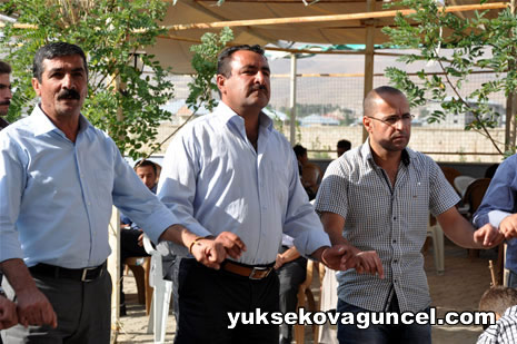 Yüksekova'da 01-02-Eylül 2012'de dünya evine giren çiftlerimizi sizlerler için sayfamıza taşıdık. Yüksekova Güncel Ailesi olarak tüm çitflerimize mutluluklar dileriz. Fotoğraf & Görüntü: Yaşar KAPLAN