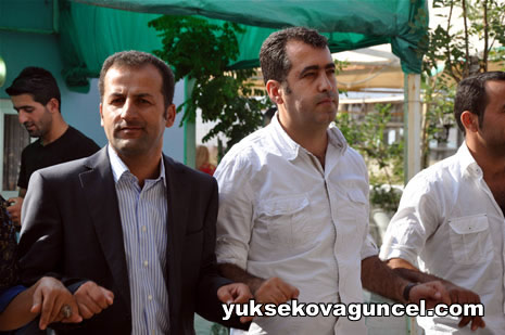 Yüksekova'da 01-02-Eylül 2012'de dünya evine giren çiftlerimizi sizlerler için sayfamıza taşıdık. Yüksekova Güncel Ailesi olarak tüm çitflerimize mutluluklar dileriz. Fotoğraf & Görüntü: Yaşar KAPLAN