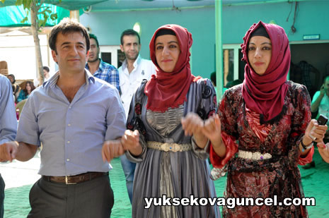 Yüksekova'da 01-02-Eylül 2012'de dünya evine giren çiftlerimizi sizlerler için sayfamıza taşıdık. Yüksekova Güncel Ailesi olarak tüm çitflerimize mutluluklar dileriz. Fotoğraf & Görüntü: Yaşar KAPLAN