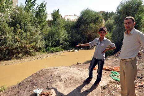 Hakkarinin Yüksekova ilçesinde çarşı merkezi içinde giden dere yatağı insan sağlığını tehdit ediyor. Mikrop yuvası haline gelen dere yatağı vatandaşların tepki gösteriyor.