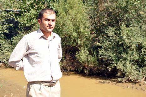 Hakkarinin Yüksekova ilçesinde çarşı merkezi içinde giden dere yatağı insan sağlığını tehdit ediyor. Mikrop yuvası haline gelen dere yatağı vatandaşların tepki gösteriyor.