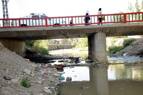 Hakkarinin Yüksekova ilçesinde çarşı merkezi içinde giden dere yatağı insan sağlığını tehdit ediyor. Mikrop yuvası haline gelen dere yatağı vatandaşların tepki gösteriyor.