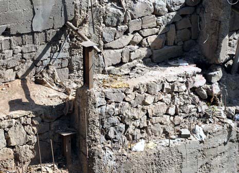 Hakkarinin Yüksekova ilçesinde çarşı merkezi içinde giden dere yatağı insan sağlığını tehdit ediyor. Mikrop yuvası haline gelen dere yatağı vatandaşların tepki gösteriyor.