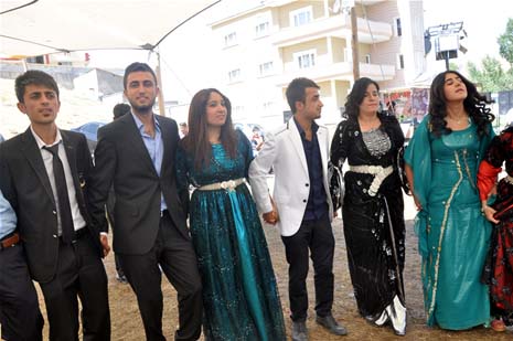 Yüksekova'da 08-09-Eylül 2012'de dünya evine giren çiftlerimizi sizlerler için sayfamıza taşıdık. Yüksekova Güncel Ailesi olarak tüm çitflerimize mutluluklar dileriz. Fotoğraf & Görüntü: Yaşar KAPLAN