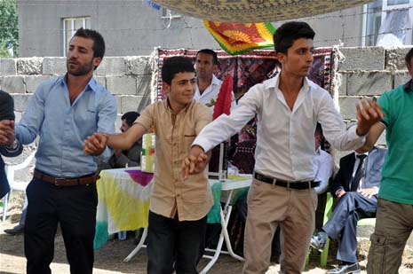 Yüksekova'da 08-09-Eylül 2012'de dünya evine giren çiftlerimizi sizlerler için sayfamıza taşıdık. Yüksekova Güncel Ailesi olarak tüm çitflerimize mutluluklar dileriz. Fotoğraf & Görüntü: Yaşar KAPLAN