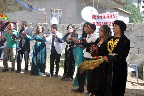 Yüksekova'da 08-09-Eylül 2012'de dünya evine giren çiftlerimizi sizlerler için sayfamıza taşıdık. Yüksekova Güncel Ailesi olarak tüm çitflerimize mutluluklar dileriz. Fotoğraf & Görüntü: Yaşar KAPLAN