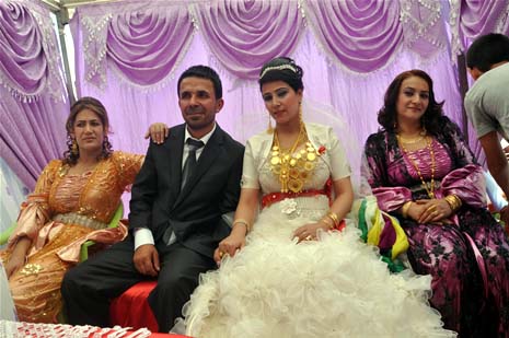 Yüksekova'da 08-09-Eylül 2012'de dünya evine giren çiftlerimizi sizlerler için sayfamıza taşıdık. Yüksekova Güncel Ailesi olarak tüm çitflerimize mutluluklar dileriz. Fotoğraf & Görüntü: Yaşar KAPLAN