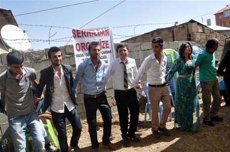 Yüksekova'da 08-09-Eylül 2012'de dünya evine giren çiftlerimizi sizlerler için sayfamıza taşıdık. Yüksekova Güncel Ailesi olarak tüm çitflerimize mutluluklar dileriz. Fotoğraf & Görüntü: Yaşar KAPLAN