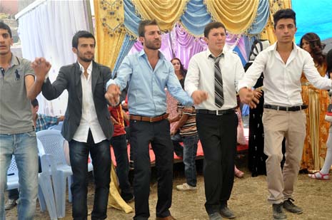 Yüksekova'da 08-09-Eylül 2012'de dünya evine giren çiftlerimizi sizlerler için sayfamıza taşıdık. Yüksekova Güncel Ailesi olarak tüm çitflerimize mutluluklar dileriz. Fotoğraf & Görüntü: Yaşar KAPLAN