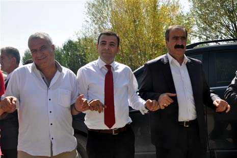 Yüksekova'da 08-09-Eylül 2012'de dünya evine giren çiftlerimizi sizlerler için sayfamıza taşıdık. Yüksekova Güncel Ailesi olarak tüm çitflerimize mutluluklar dileriz. Fotoğraf & Görüntü: Yaşar KAPLAN