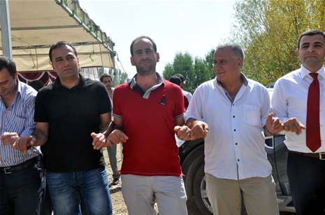 Yüksekova'da 08-09-Eylül 2012'de dünya evine giren çiftlerimizi sizlerler için sayfamıza taşıdık. Yüksekova Güncel Ailesi olarak tüm çitflerimize mutluluklar dileriz. Fotoğraf & Görüntü: Yaşar KAPLAN