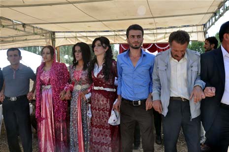 Yüksekova'da 08-09-Eylül 2012'de dünya evine giren çiftlerimizi sizlerler için sayfamıza taşıdık. Yüksekova Güncel Ailesi olarak tüm çitflerimize mutluluklar dileriz. Fotoğraf & Görüntü: Yaşar KAPLAN