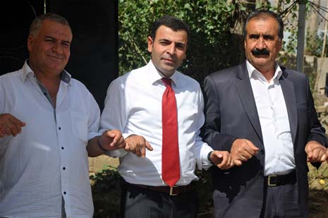 Yüksekova'da 08-09-Eylül 2012'de dünya evine giren çiftlerimizi sizlerler için sayfamıza taşıdık. Yüksekova Güncel Ailesi olarak tüm çitflerimize mutluluklar dileriz. Fotoğraf & Görüntü: Yaşar KAPLAN