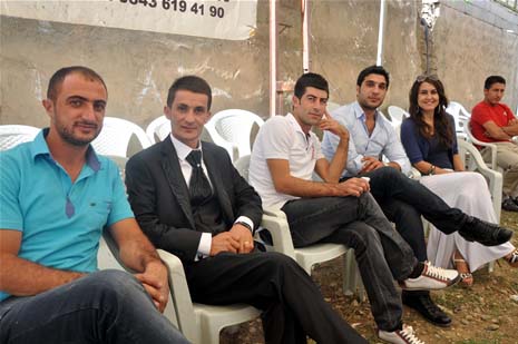 Yüksekova'da 08-09-Eylül 2012'de dünya evine giren çiftlerimizi sizlerler için sayfamıza taşıdık. Yüksekova Güncel Ailesi olarak tüm çitflerimize mutluluklar dileriz. Fotoğraf & Görüntü: Yaşar KAPLAN