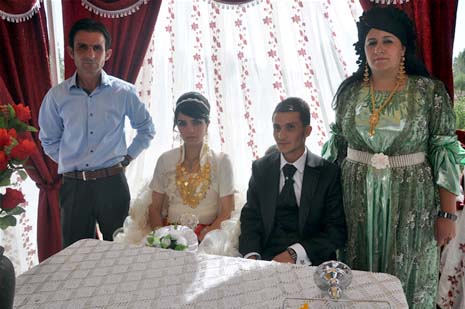 Yüksekova'da 08-09-Eylül 2012'de dünya evine giren çiftlerimizi sizlerler için sayfamıza taşıdık. Yüksekova Güncel Ailesi olarak tüm çitflerimize mutluluklar dileriz. Fotoğraf & Görüntü: Yaşar KAPLAN