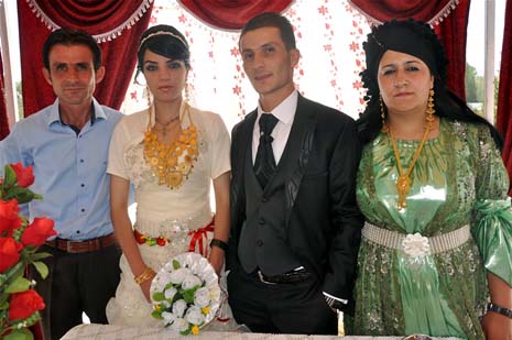 Yüksekova'da 08-09-Eylül 2012'de dünya evine giren çiftlerimizi sizlerler için sayfamıza taşıdık. Yüksekova Güncel Ailesi olarak tüm çitflerimize mutluluklar dileriz. Fotoğraf & Görüntü: Yaşar KAPLAN