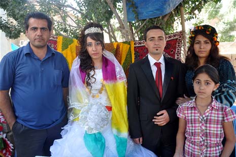 Yüksekova'da 08-09-Eylül 2012'de dünya evine giren çiftlerimizi sizlerler için sayfamıza taşıdık. Yüksekova Güncel Ailesi olarak tüm çitflerimize mutluluklar dileriz. Fotoğraf & Görüntü: Yaşar KAPLAN