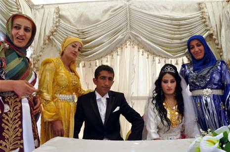 Yüksekova'da 08-09-Eylül 2012'de dünya evine giren çiftlerimizi sizlerler için sayfamıza taşıdık. Yüksekova Güncel Ailesi olarak tüm çitflerimize mutluluklar dileriz. Fotoğraf & Görüntü: Yaşar KAPLAN