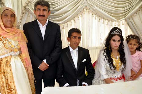 Yüksekova'da 08-09-Eylül 2012'de dünya evine giren çiftlerimizi sizlerler için sayfamıza taşıdık. Yüksekova Güncel Ailesi olarak tüm çitflerimize mutluluklar dileriz. Fotoğraf & Görüntü: Yaşar KAPLAN