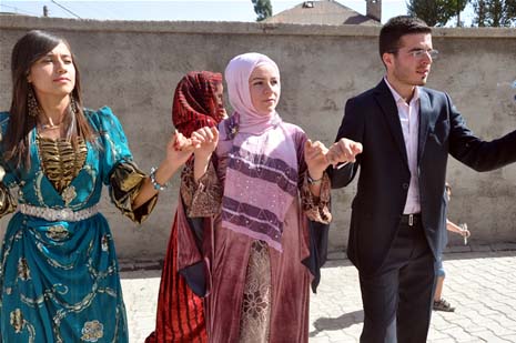 Yüksekova'da 08-09-Eylül 2012'de dünya evine giren çiftlerimizi sizlerler için sayfamıza taşıdık. Yüksekova Güncel Ailesi olarak tüm çitflerimize mutluluklar dileriz. Fotoğraf & Görüntü: Yaşar KAPLAN