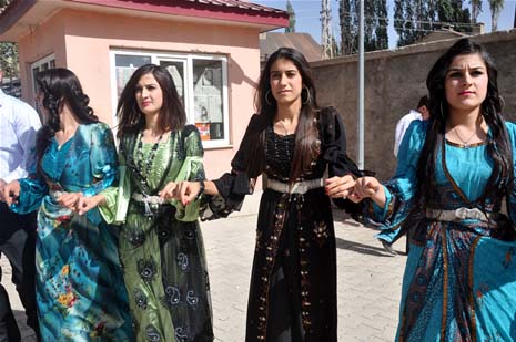 Yüksekova'da 08-09-Eylül 2012'de dünya evine giren çiftlerimizi sizlerler için sayfamıza taşıdık. Yüksekova Güncel Ailesi olarak tüm çitflerimize mutluluklar dileriz. Fotoğraf & Görüntü: Yaşar KAPLAN