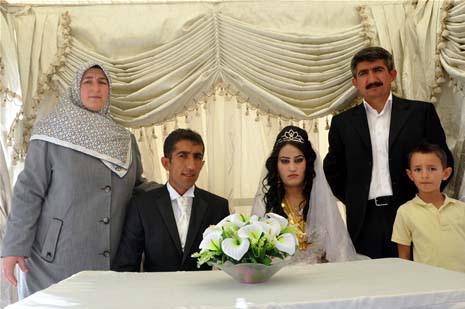 Yüksekova'da 08-09-Eylül 2012'de dünya evine giren çiftlerimizi sizlerler için sayfamıza taşıdık. Yüksekova Güncel Ailesi olarak tüm çitflerimize mutluluklar dileriz. Fotoğraf & Görüntü: Yaşar KAPLAN