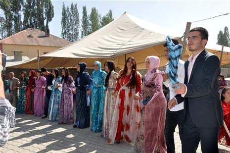 Yüksekova'da 08-09-Eylül 2012'de dünya evine giren çiftlerimizi sizlerler için sayfamıza taşıdık. Yüksekova Güncel Ailesi olarak tüm çitflerimize mutluluklar dileriz. Fotoğraf & Görüntü: Yaşar KAPLAN