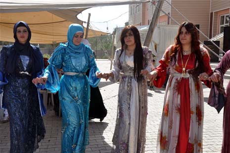 Yüksekova'da 08-09-Eylül 2012'de dünya evine giren çiftlerimizi sizlerler için sayfamıza taşıdık. Yüksekova Güncel Ailesi olarak tüm çitflerimize mutluluklar dileriz. Fotoğraf & Görüntü: Yaşar KAPLAN