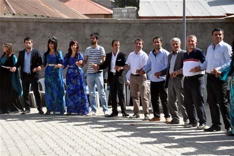 Yüksekova'da 08-09-Eylül 2012'de dünya evine giren çiftlerimizi sizlerler için sayfamıza taşıdık. Yüksekova Güncel Ailesi olarak tüm çitflerimize mutluluklar dileriz. Fotoğraf & Görüntü: Yaşar KAPLAN