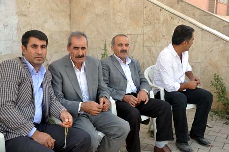 Yüksekova'da 08-09-Eylül 2012'de dünya evine giren çiftlerimizi sizlerler için sayfamıza taşıdık. Yüksekova Güncel Ailesi olarak tüm çitflerimize mutluluklar dileriz. Fotoğraf & Görüntü: Yaşar KAPLAN