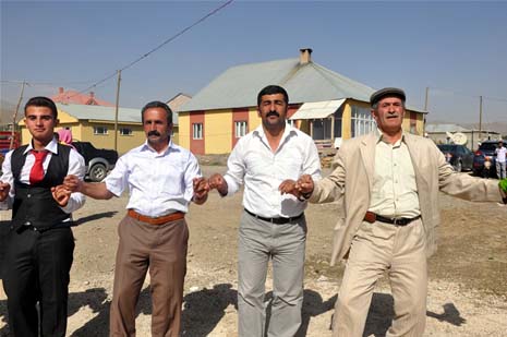 Yüksekova'da 08-09-Eylül 2012'de dünya evine giren çiftlerimizi sizlerler için sayfamıza taşıdık. Yüksekova Güncel Ailesi olarak tüm çitflerimize mutluluklar dileriz. Fotoğraf & Görüntü: Yaşar KAPLAN