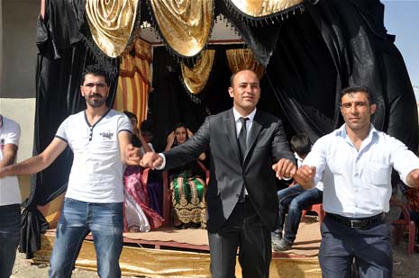 Yüksekova'da 08-09-Eylül 2012'de dünya evine giren çiftlerimizi sizlerler için sayfamıza taşıdık. Yüksekova Güncel Ailesi olarak tüm çitflerimize mutluluklar dileriz. Fotoğraf & Görüntü: Yaşar KAPLAN