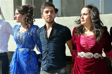 Yüksekova'da 08-09-Eylül 2012'de dünya evine giren çiftlerimizi sizlerler için sayfamıza taşıdık. Yüksekova Güncel Ailesi olarak tüm çitflerimize mutluluklar dileriz. Fotoğraf & Görüntü: Yaşar KAPLAN