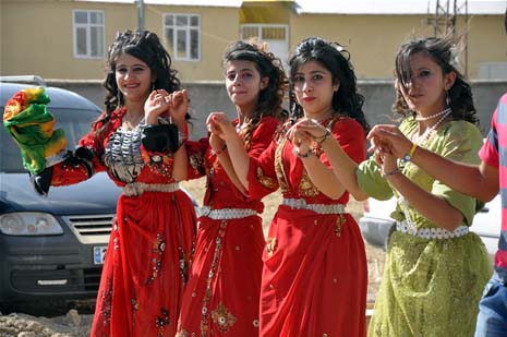 Yüksekova'da 08-09-Eylül 2012'de dünya evine giren çiftlerimizi sizlerler için sayfamıza taşıdık. Yüksekova Güncel Ailesi olarak tüm çitflerimize mutluluklar dileriz. Fotoğraf & Görüntü: Yaşar KAPLAN