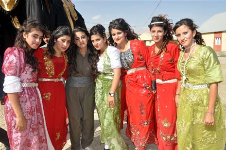 Yüksekova'da 08-09-Eylül 2012'de dünya evine giren çiftlerimizi sizlerler için sayfamıza taşıdık. Yüksekova Güncel Ailesi olarak tüm çitflerimize mutluluklar dileriz. Fotoğraf & Görüntü: Yaşar KAPLAN