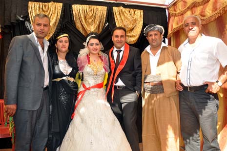 Yüksekova'da 08-09-Eylül 2012'de dünya evine giren çiftlerimizi sizlerler için sayfamıza taşıdık. Yüksekova Güncel Ailesi olarak tüm çitflerimize mutluluklar dileriz. Fotoğraf & Görüntü: Yaşar KAPLAN