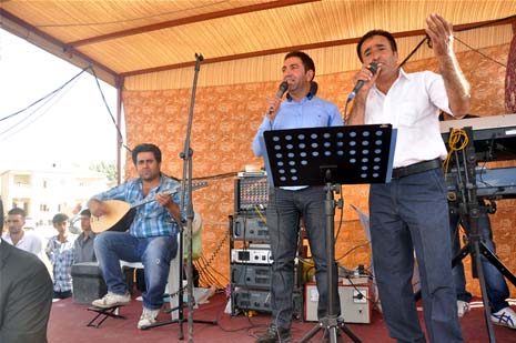 Yüksekova'da 08-09-Eylül 2012'de dünya evine giren çiftlerimizi sizlerler için sayfamıza taşıdık. Yüksekova Güncel Ailesi olarak tüm çitflerimize mutluluklar dileriz. Fotoğraf & Görüntü: Yaşar KAPLAN