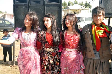 Yüksekova'da 08-09-Eylül 2012'de dünya evine giren çiftlerimizi sizlerler için sayfamıza taşıdık. Yüksekova Güncel Ailesi olarak tüm çitflerimize mutluluklar dileriz. Fotoğraf & Görüntü: Yaşar KAPLAN