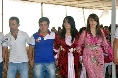 Yüksekova'da 08-09-Eylül 2012'de dünya evine giren çiftlerimizi sizlerler için sayfamıza taşıdık. Yüksekova Güncel Ailesi olarak tüm çitflerimize mutluluklar dileriz. Fotoğraf & Görüntü: Yaşar KAPLAN