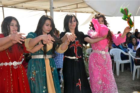 Yüksekova'da 08-09-Eylül 2012'de dünya evine giren çiftlerimizi sizlerler için sayfamıza taşıdık. Yüksekova Güncel Ailesi olarak tüm çitflerimize mutluluklar dileriz. Fotoğraf & Görüntü: Yaşar KAPLAN