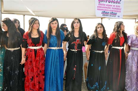 Yüksekova'da 08-09-Eylül 2012'de dünya evine giren çiftlerimizi sizlerler için sayfamıza taşıdık. Yüksekova Güncel Ailesi olarak tüm çitflerimize mutluluklar dileriz. Fotoğraf & Görüntü: Yaşar KAPLAN